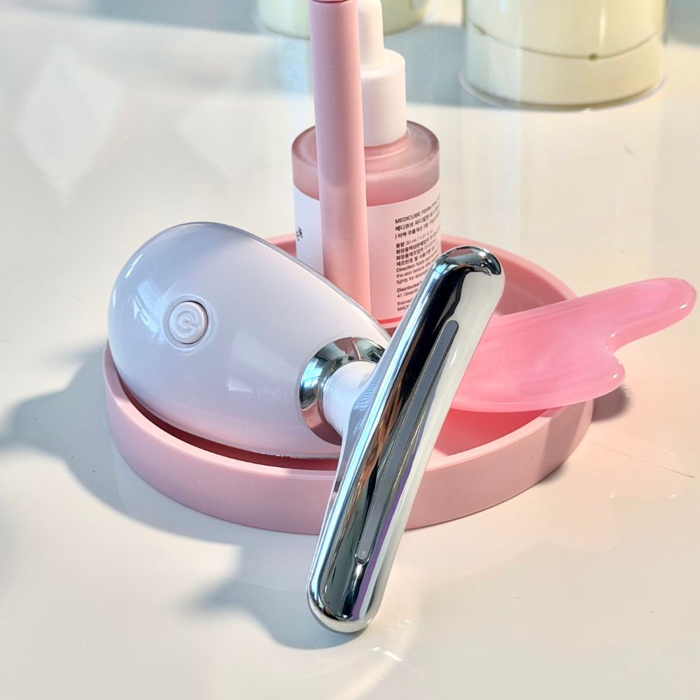 Wavy Chic Beauty Facial Massager, 7 Color Wavy Acne Beauty Microcurrent Facial Device Skin Firming for Face Neck Beauty Device,